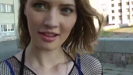 Иностранец ебет на набережной русскую сучку в сексуальном нижнем белье