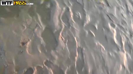 Иностранец ебет на набережной русскую сучку в сексуальном нижнем белье