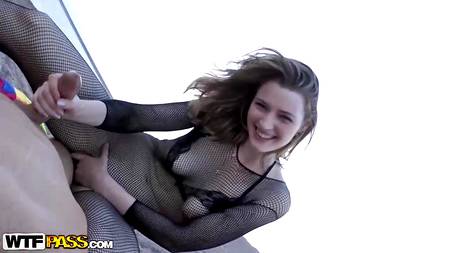 Иностранец ебет на набережной русскую сучку в сексуальном нижнем белье