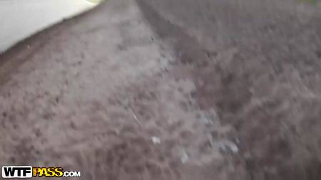 Иностранец ебет на набережной русскую сучку в сексуальном нижнем белье