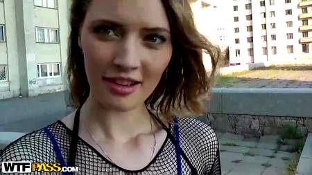 Иностранец ебет на набережной русскую сучку в сексуальном нижнем белье