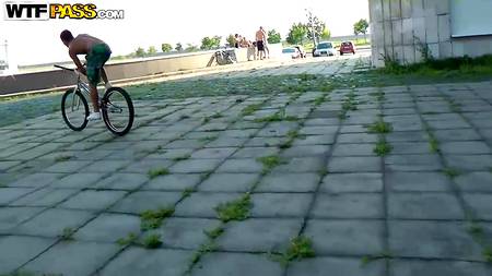 Иностранец ебет на набережной русскую сучку в сексуальном нижнем белье