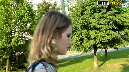 Иностранец ебет на набережной русскую сучку в сексуальном нижнем белье