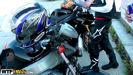 Иностранец ебет на набережной русскую сучку в сексуальном нижнем белье