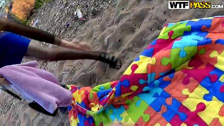 Иностранец ебет на набережной русскую сучку в сексуальном нижнем белье