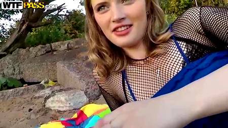 Иностранец ебет на набережной русскую сучку в сексуальном нижнем белье