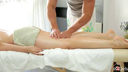 Опытный массажист возбудил и трахнул пышногрудую русскую куколку