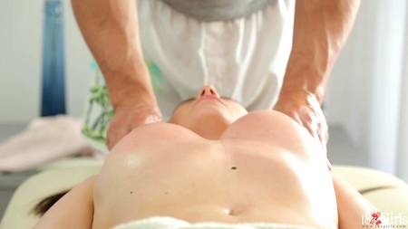 Опытный массажист возбудил и трахнул пышногрудую русскую куколку