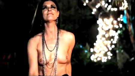 Прекрасной женщине хочется впустить в очко член по просьбе супруга