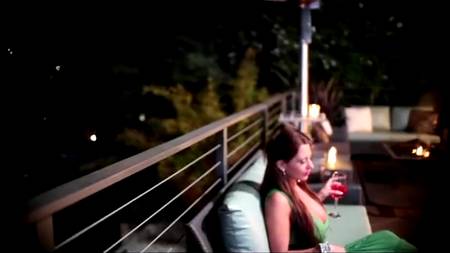 К зрелой тетке пришел яркий оргазм на большом балконе