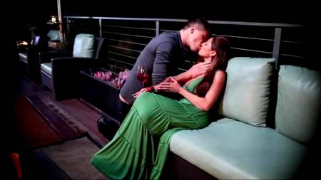 К зрелой тетке пришел яркий оргазм на большом балконе