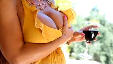 Зрелая тетка соблазнила приятеля большими сиськами