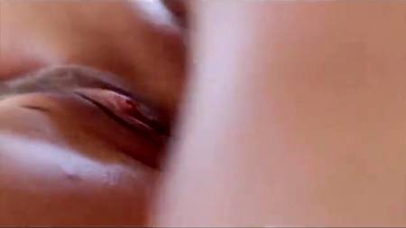 Брутальный спортсмен кончает внутрь промежности зрелой бабы