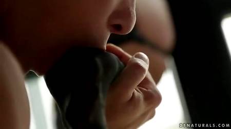 Любитель футфетиша потрахался с аппетитной проституткой