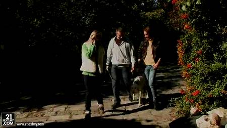 Две шлюшки по очереди подставляют анус под член партнера