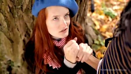 Рыжая бестия сделала минет парню в парке и приготовилась к сексу