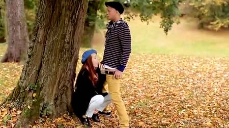 Рыжая бестия сделала минет парню в парке и приготовилась к сексу