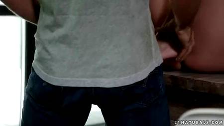 Стройная девушка занялась сексом с парнем и помастурбировала ему ногами