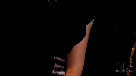 Блондинка с большой грудью и в черных чулках удовлеторила тугой попкой своего любовника