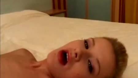 Блондинка подставила свою щелочку и попку для двух крепких парней