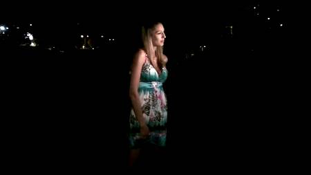 Опытная девка занимается сексом сразу с тремя парнями ночью в машине