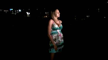 Опытная девка занимается сексом сразу с тремя парнями ночью в машине