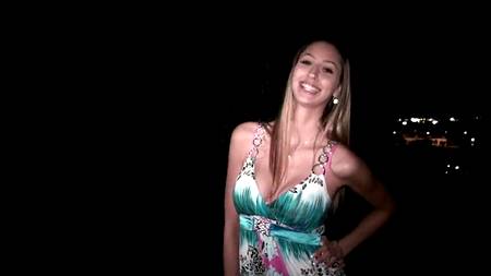 Опытная девка занимается сексом сразу с тремя парнями ночью в машине