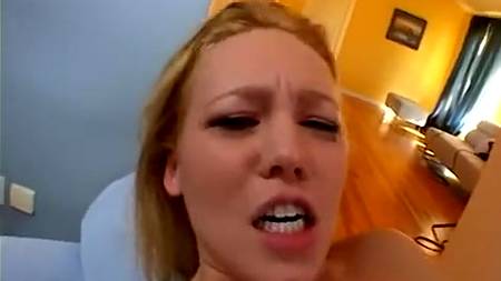 Станцевала стриптиз и красиво отдалась в попку