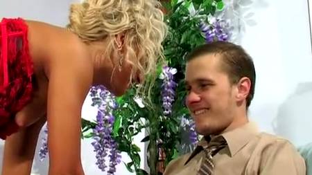 Начальник долбит секретаршу в задницу большим членом