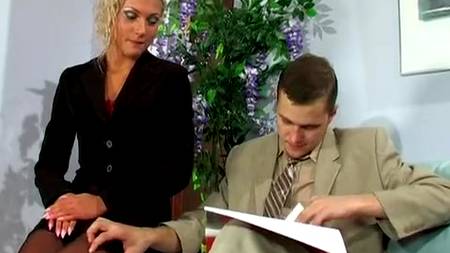 Начальник долбит секретаршу в задницу большим членом