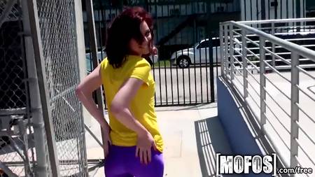 Развел рыжеволосую девицу на секс в общественном туалете