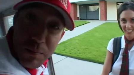 Мороженщик развел молодую девчонку в школьной форме на секс