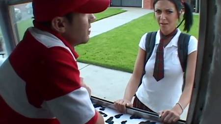 Мороженщик развел молодую девчонку в школьной форме на секс