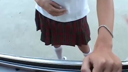 Мороженщик развел молодую девчонку в школьной форме на секс