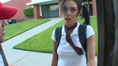 Мороженщик развел молодую девчонку в школьной форме на секс