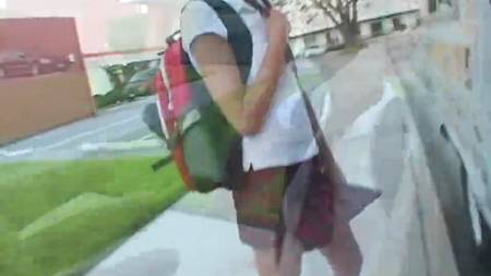 Мороженщик развел молодую девчонку в школьной форме на секс