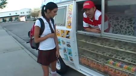 Мороженщик развел молодую девчонку в школьной форме на секс