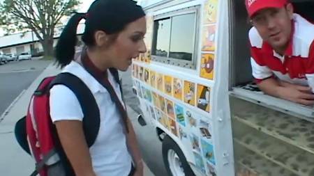 Мороженщик развел молодую девчонку в школьной форме на секс