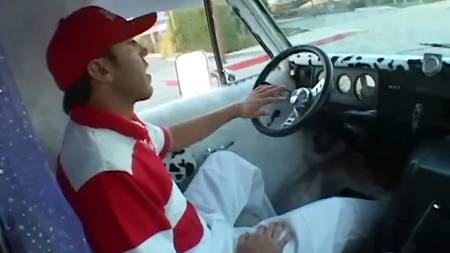 Мороженщик развел молодую девчонку в школьной форме на секс