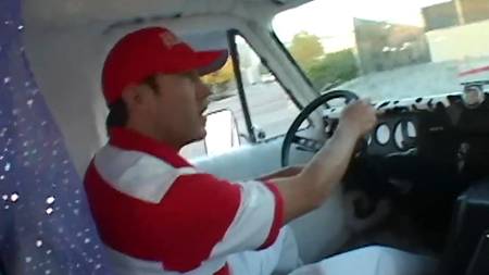 Мороженщик развел молодую девчонку в школьной форме на секс