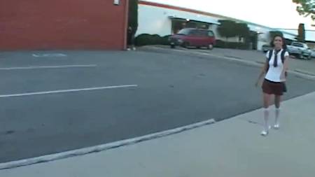 Мороженщик развел молодую девчонку в школьной форме на секс