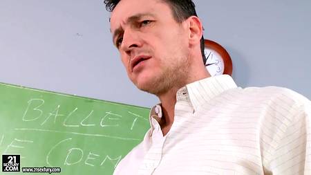 Сексапильная студентка обслуживает преподавателя и не только