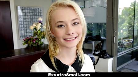 Соблазнил и трахнул прелестную девицу