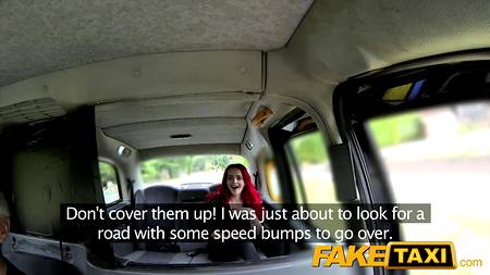 Таксист отымел рыжую бабу с большими сиськами прямо в машине