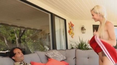 Взрослый мужик насадил на фаллос молодую блондинку