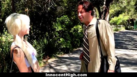 Взрослый мужик насадил на фаллос молодую блондинку