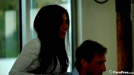 Заботливая секретарша отвлекла начальника от работы