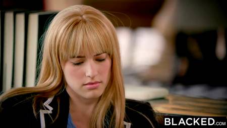 Молоденькая блондинка трахнулась с учителем по музыке