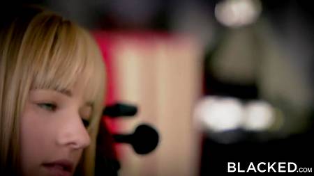 Молоденькая блондинка трахнулась с учителем по музыке