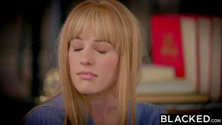 Молоденькая блондинка трахнулась с учителем по музыке